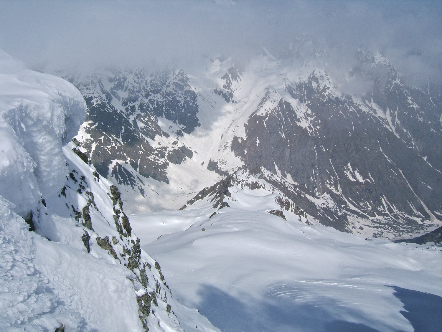 Vallon de Fenestrelle encore faisable, et le glacier de la Siula bien plein, vue du Balcon du Gélas.