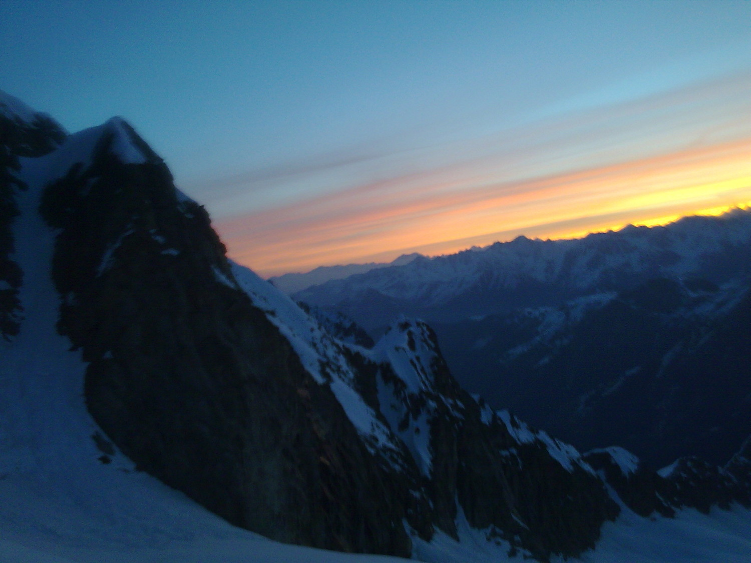 Lever du soleil au passage du bivouac du Dolent