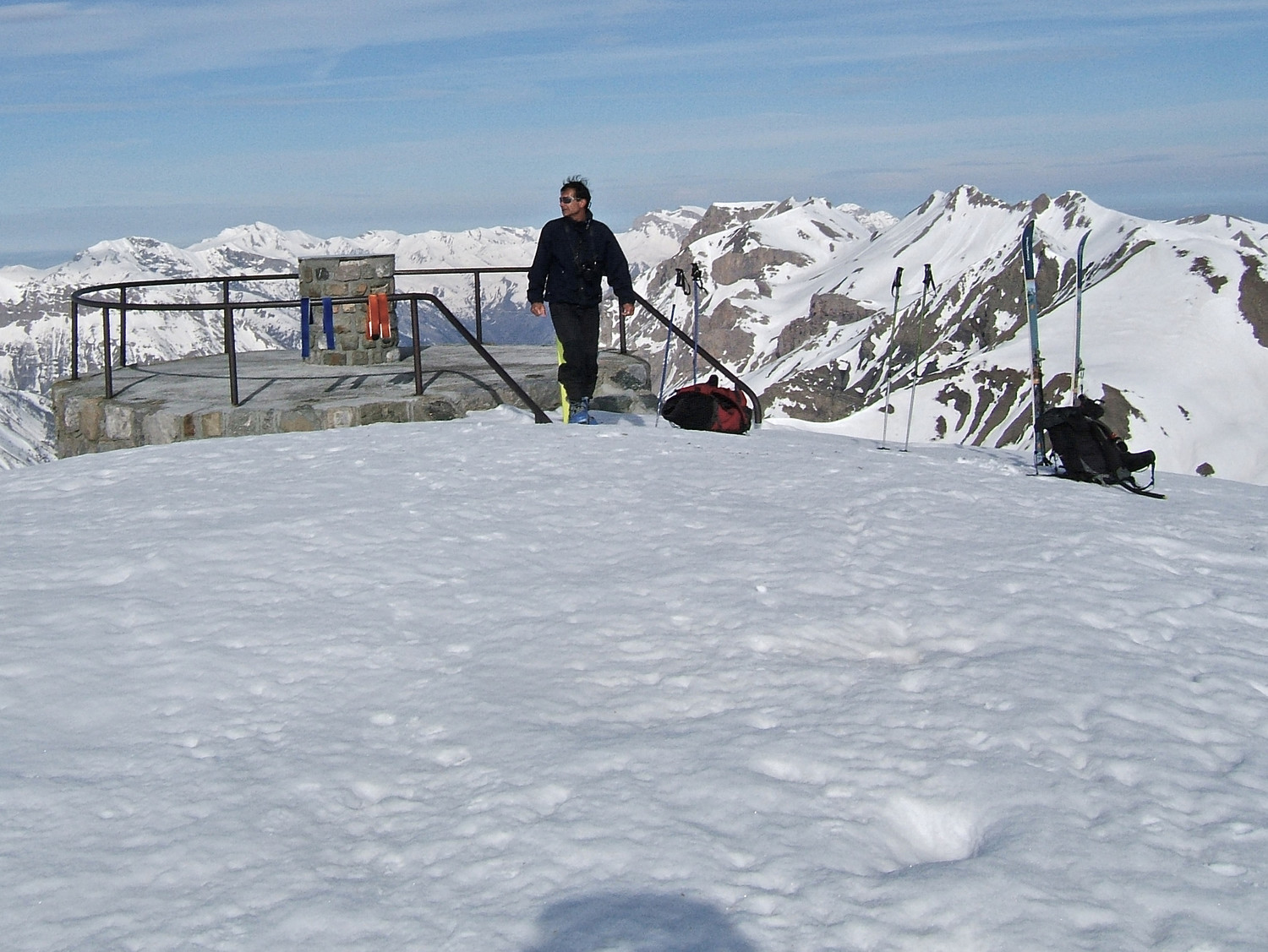 Pascal près de la table d'orientation à la Cime de la Bonette.