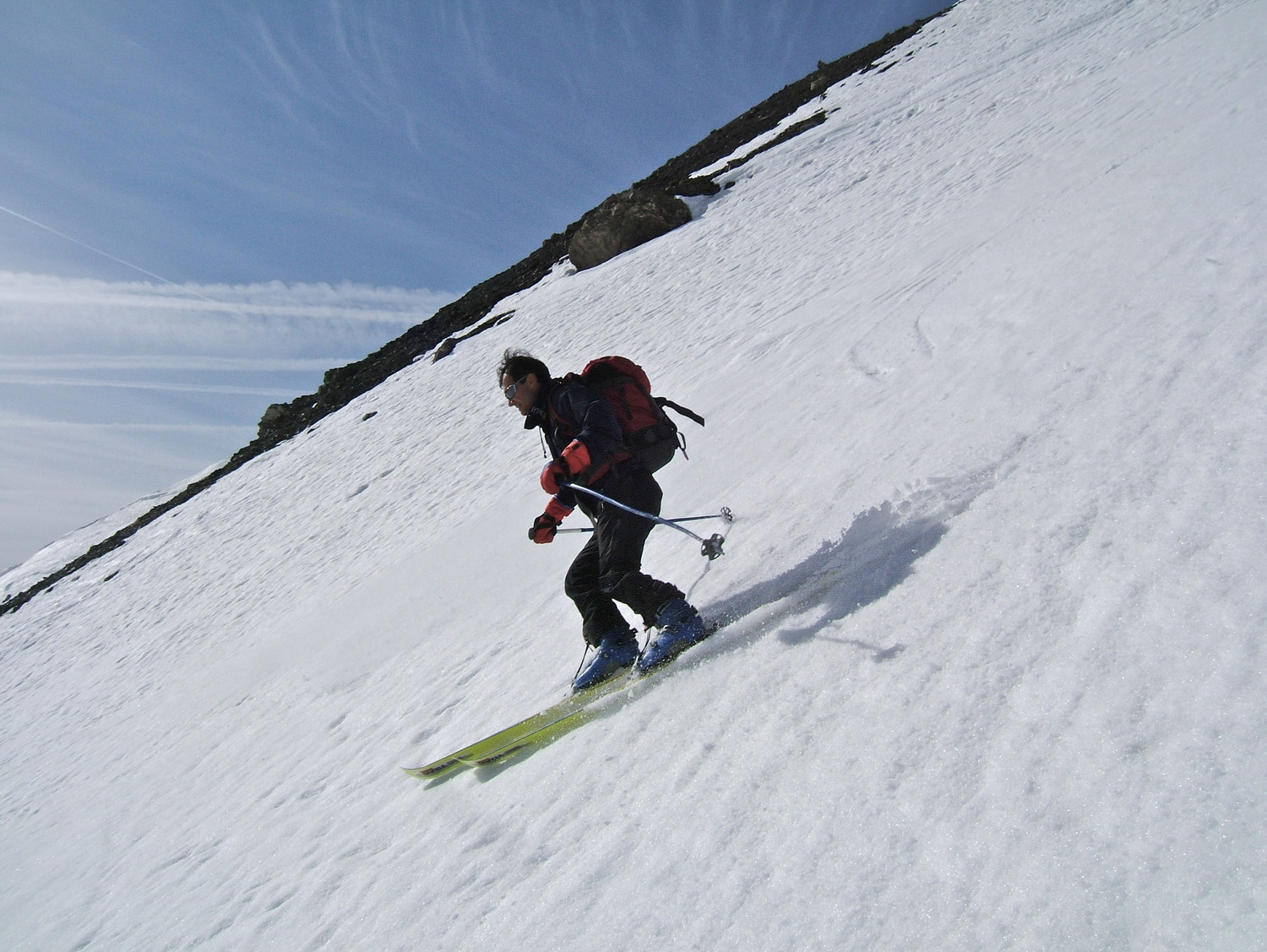 Pascal en pleine descente de la pente sommitale de la Cime de la Bonette.