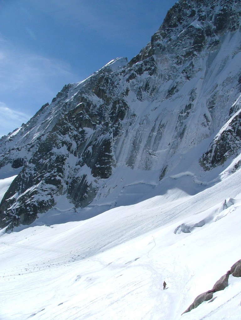 Olivier s'engage sous le col de la Verte