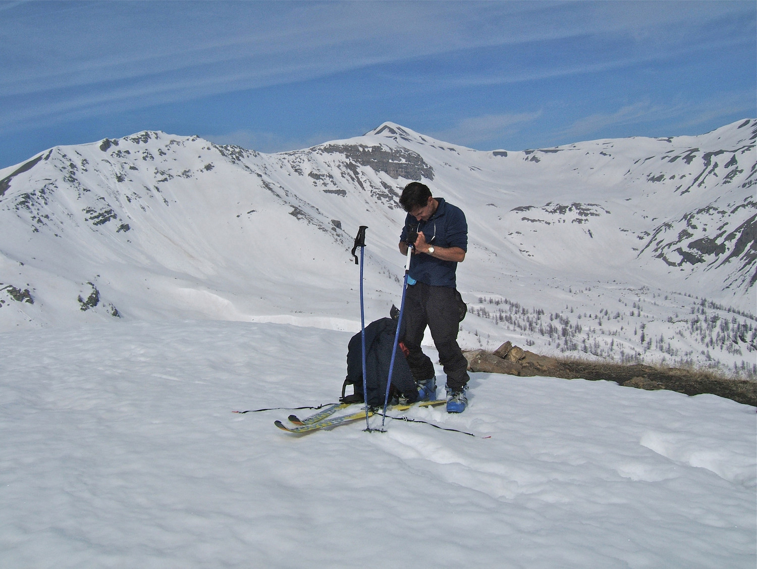 Pascal à la Cime de l'Alpe avec en font la Bonette.