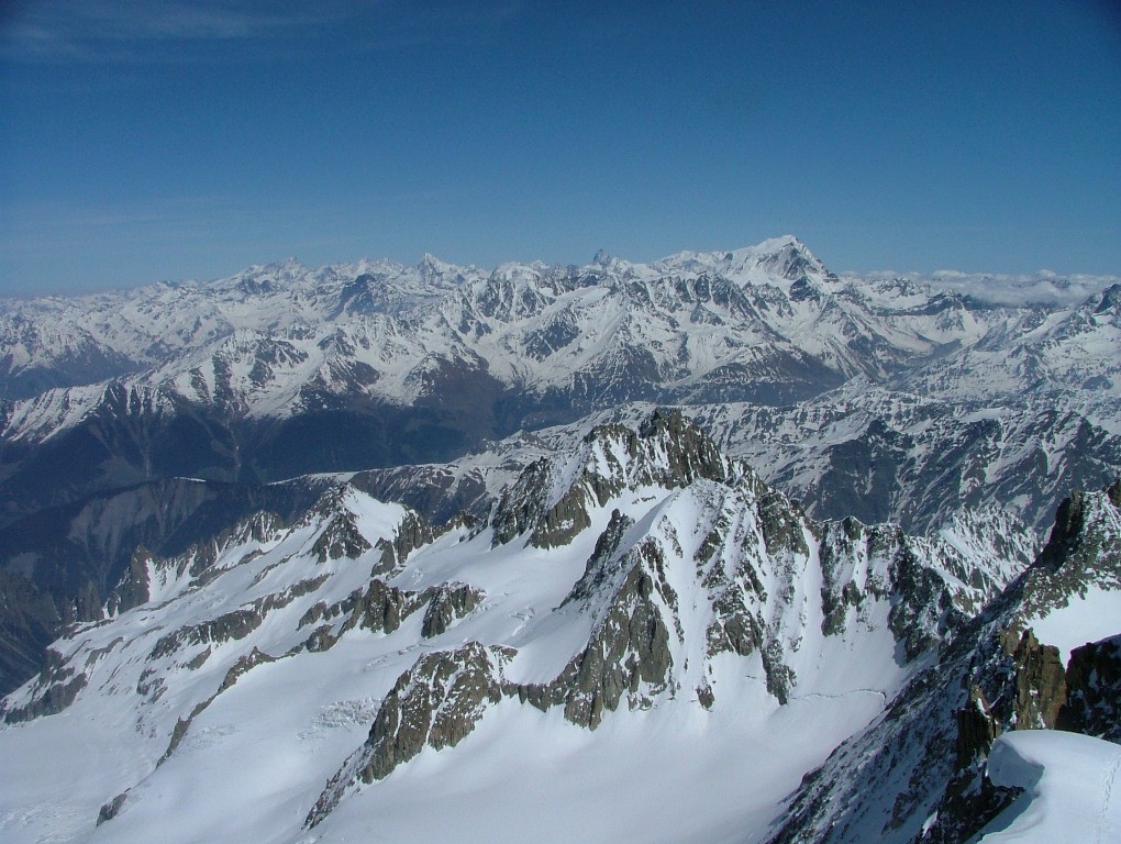 aiguille d'Argentière : un coup d'oeil sur le Valais