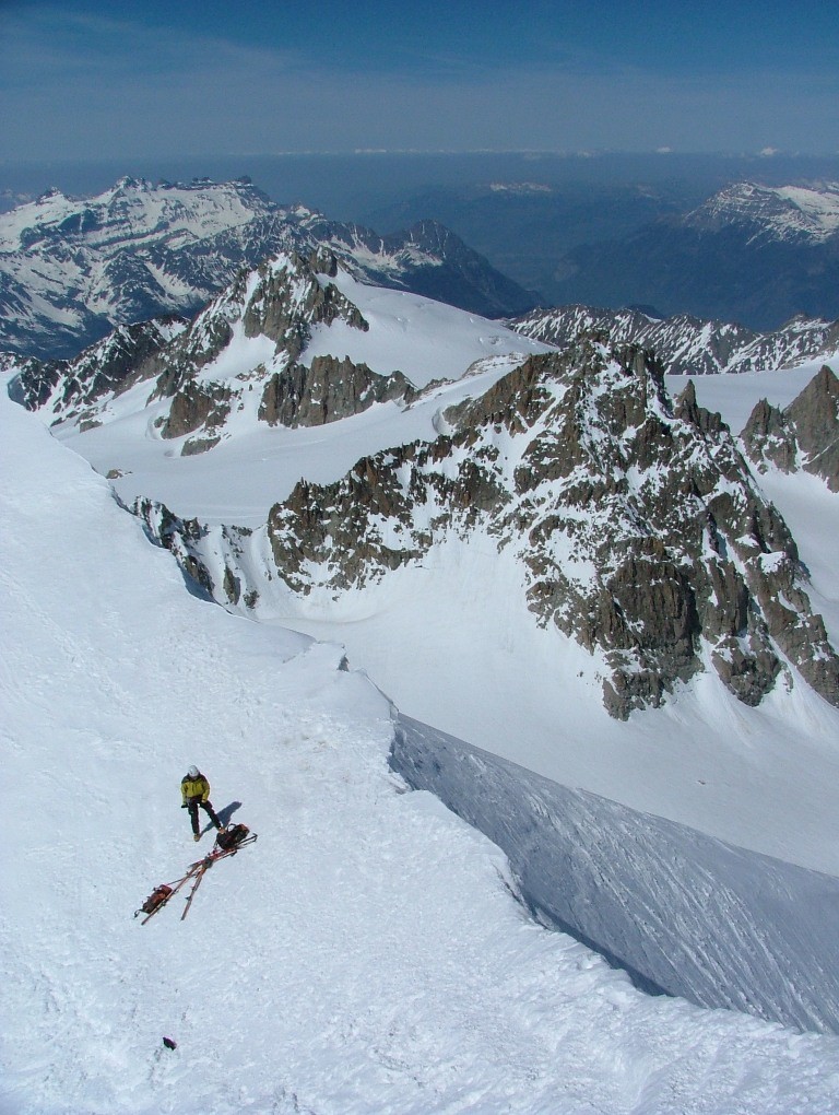 aiguille d'Argentière, Olivier attend pour descendre : départ du couloir barbey, aiguille du Tour, Grande Fourche, vallée du Rhône
