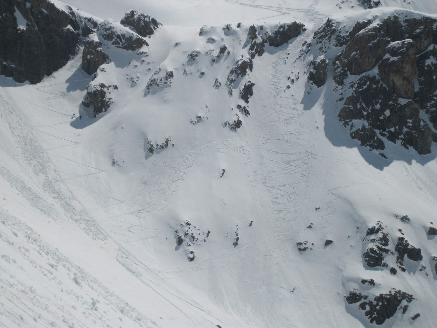 Pointe des Cerces NW : couloir de montée à G, de descente à D