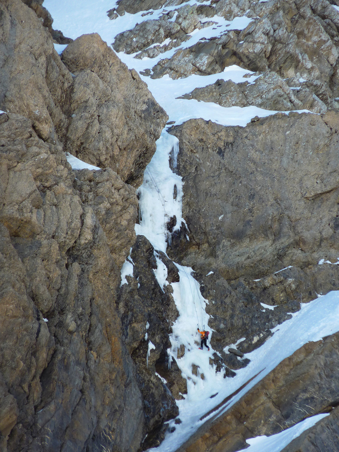 Taillon - Une cordée dans la 1ere cascade de la goulotte centrale