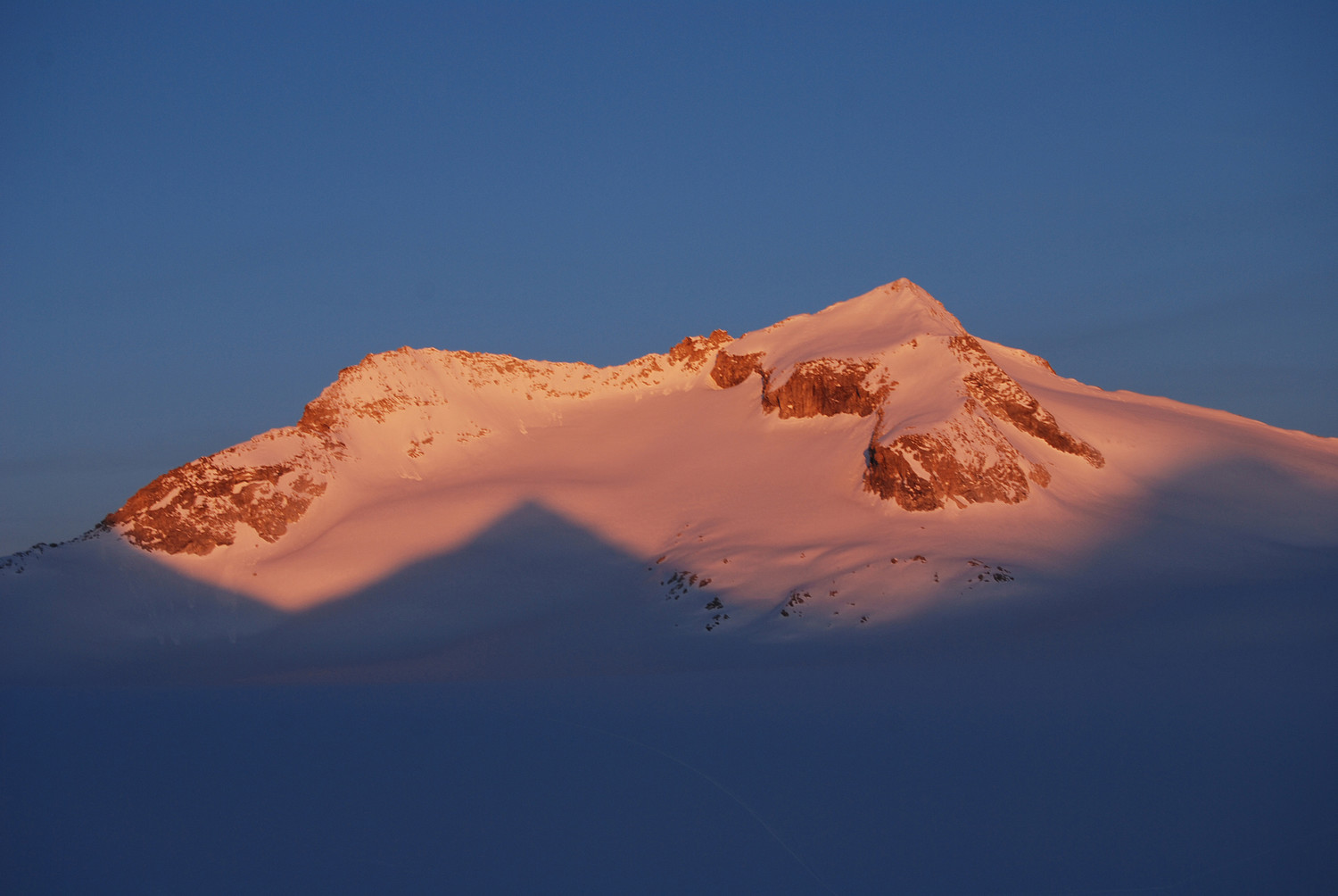 Primo sole sul Corno Bianco 3434 m dal Pian di Neve.