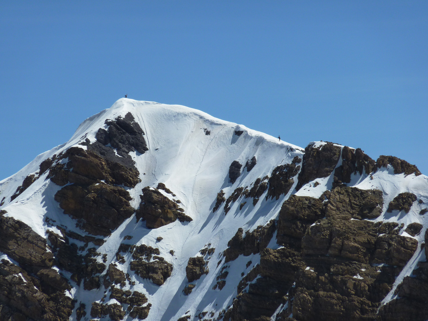 Taillon : une cordée de skieurs arrivent au sommet (vue depuis les crêtes de Gabiétous)
