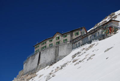 Il rifugio Caduti dell'Adamello 3040 m. Il rifugio Caduti dell'Adamello 3040 m.