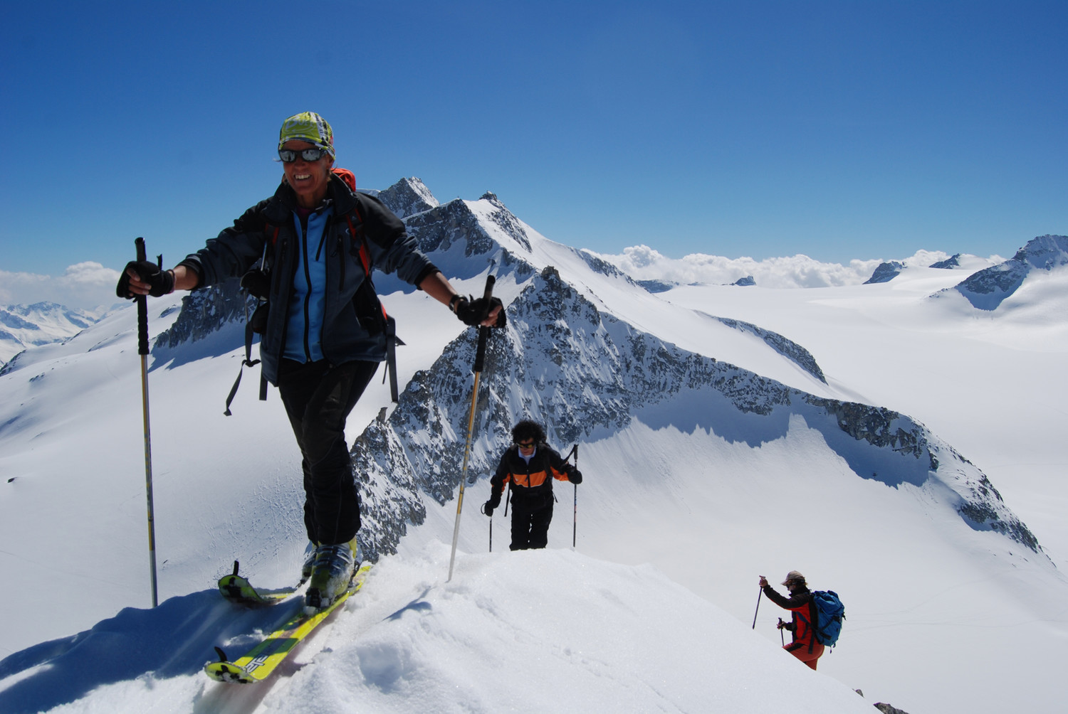Arrivo in cima alla Lobbia Alta 3195 m con il Dosson di Genova 3441 m alle spalle.