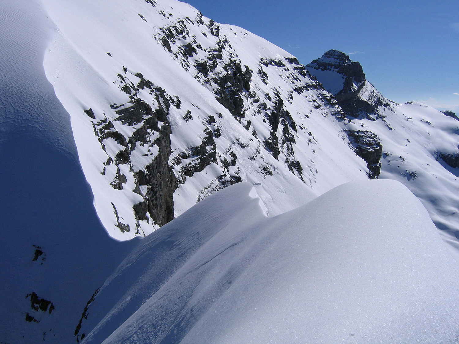 Détail de la brèche et du début de l'arête finale SW du Ruan