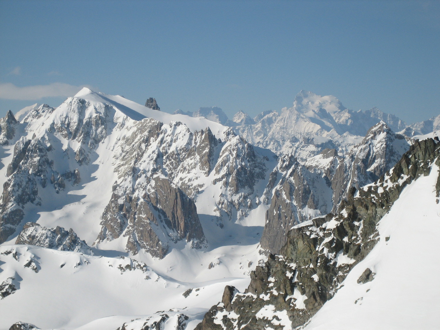 Roche Château : vue sur la Pointe des Cerces et la barre des Ecrins