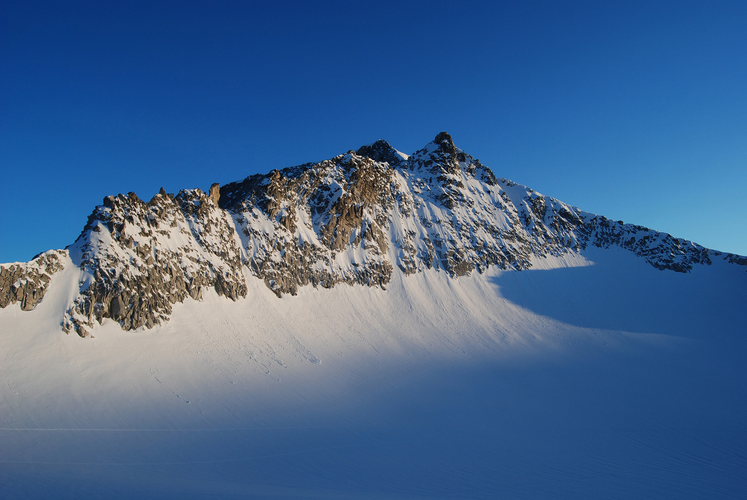 Dal rifugio Caduti dell'Adamello la Cresta della Croce 3307 m.