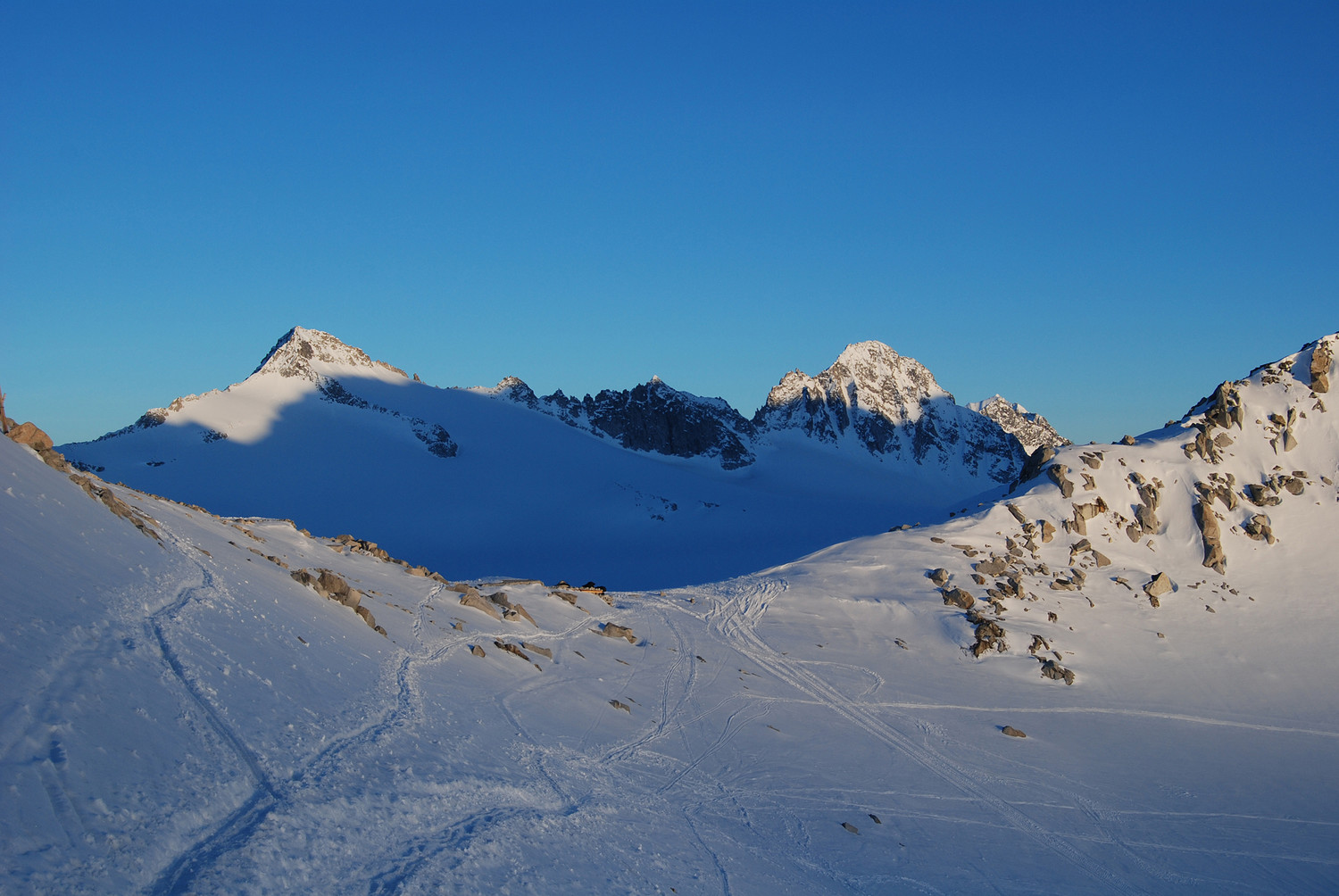Il Passo della Lobbia Alta 3045 m con il Crozzon di Lares 3354 m ed il Corno di Cavento 3402 m .
