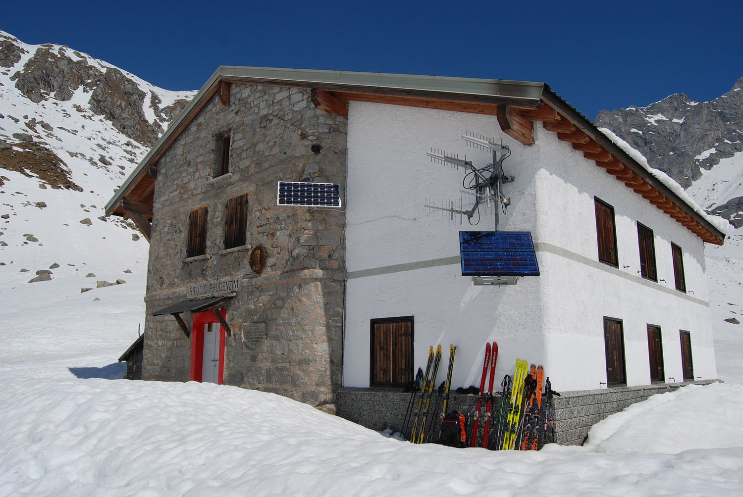 Il rifugio Paolo Prudenzini 2235 m in Val Salarno.
