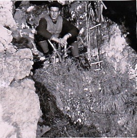 Hiver 1957 /58 La grotte bivouac utilisée lors des ouvertures Hiver 1957 /58 La grotte bivouac utilisée lors des ouvertures