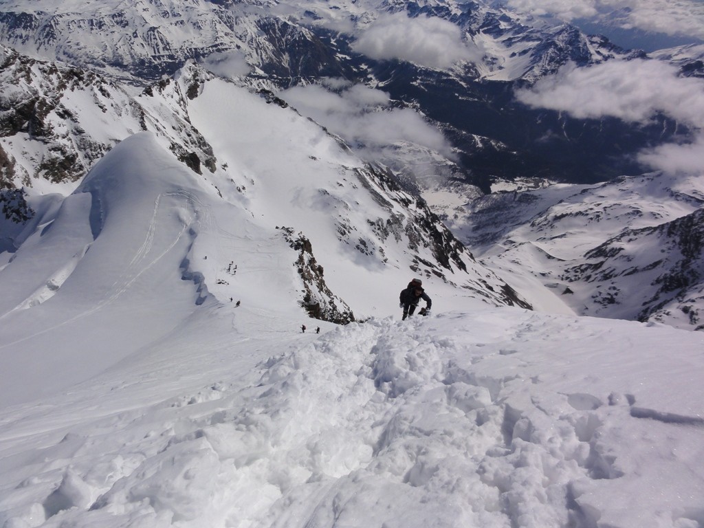 Il deposito degli sci e la via d'accesso alla cresta del Palu
