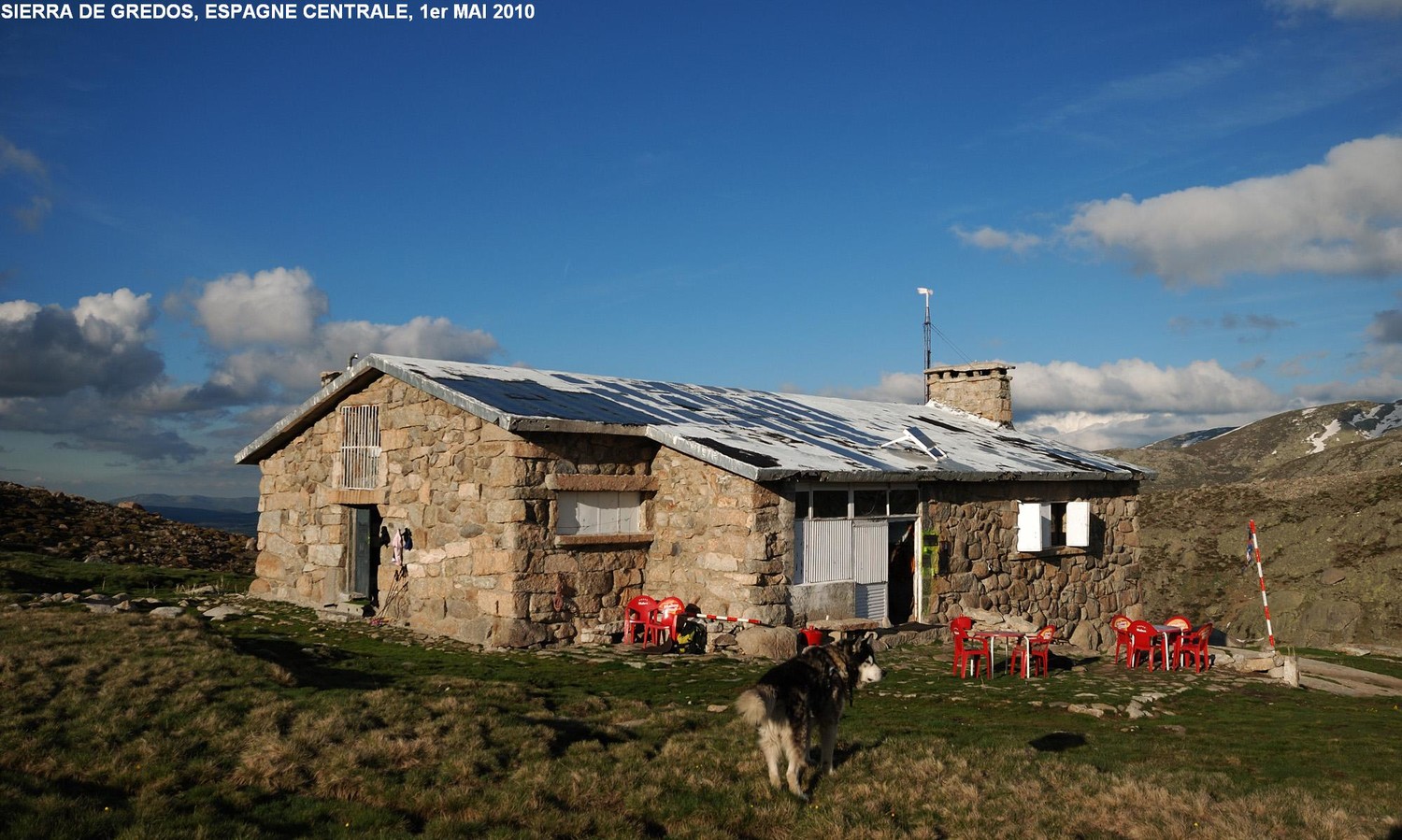 Refugio de Reguero Llano...et son husky (Circo de Gredos, Espagne centrale)