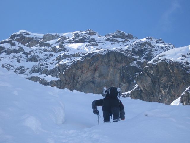 Bientôt sous les rochers