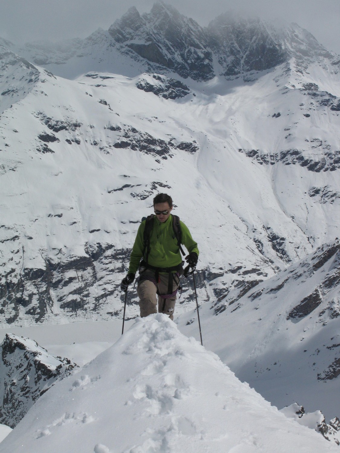 Laurent arrive au sommet avec les Aiguilles Rouges en toile de fond