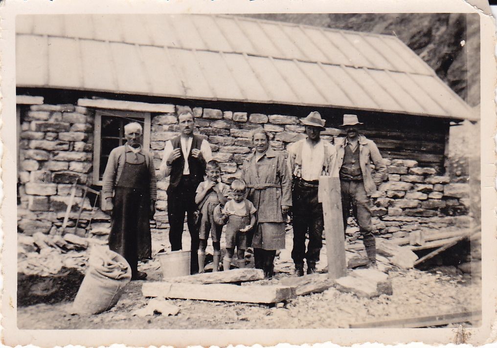 En 1933, le refuge est doublé de pierre
