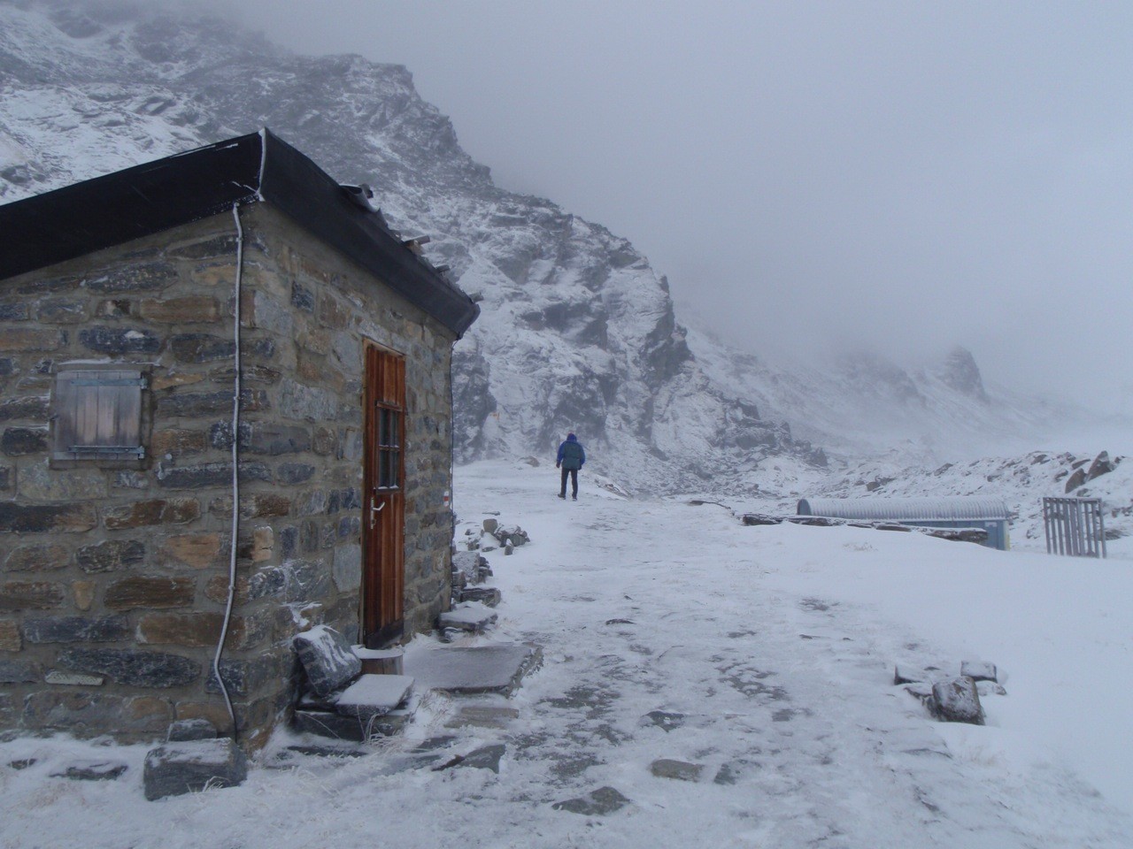 Après le passage de l'avalanche, ce qui reste du beau refuge: les toilettes