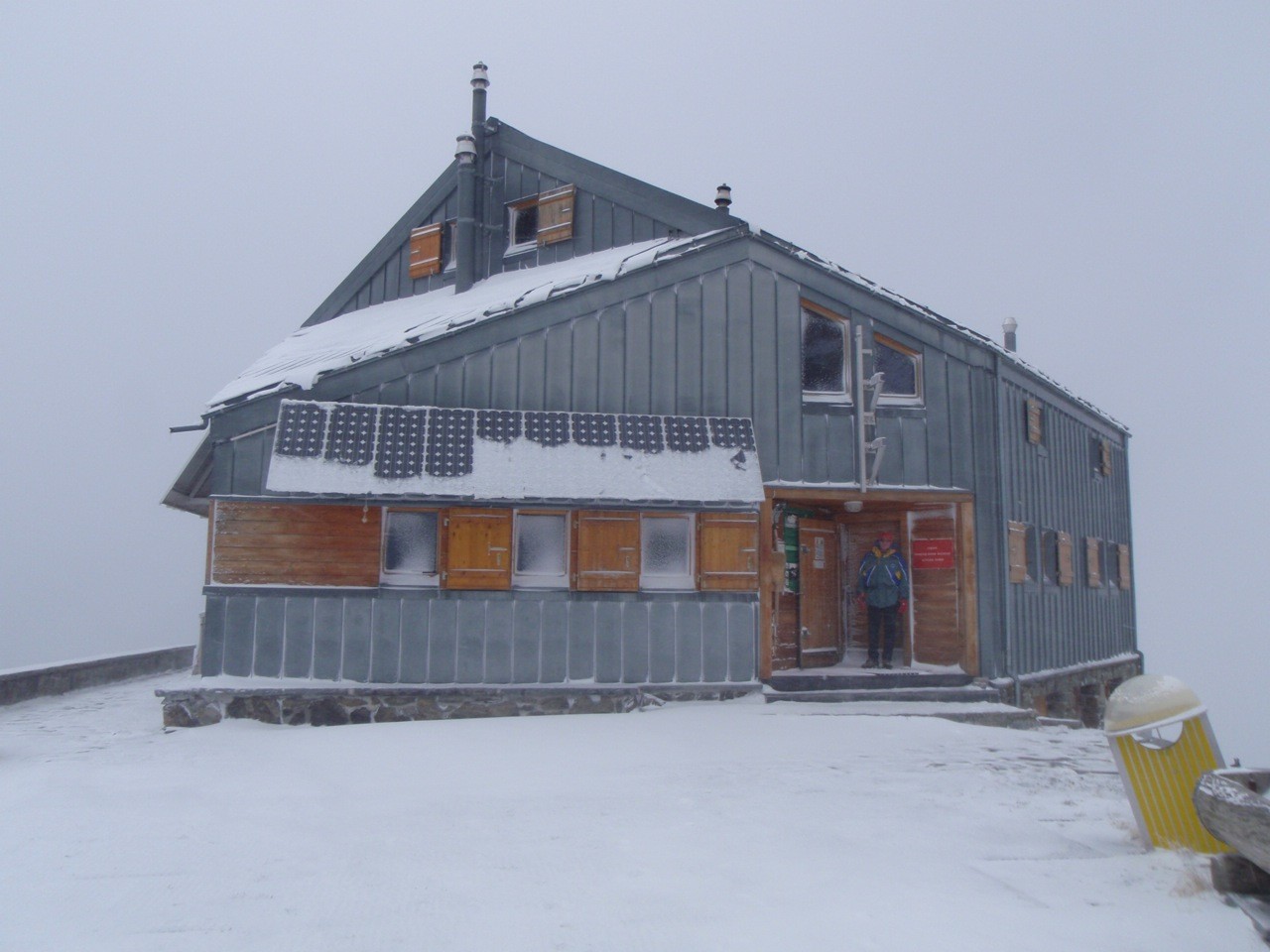 Pour l'adieu, le refuge se pare de neige