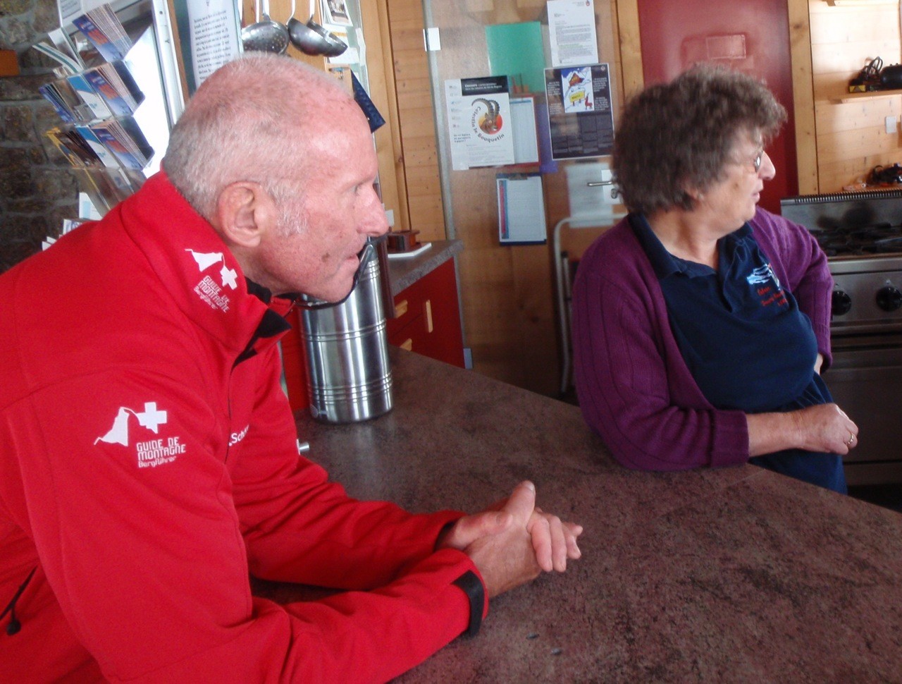 Jeanne la gardienne et Marcel le guide captivés et amusés par un récit de Maxime en patois