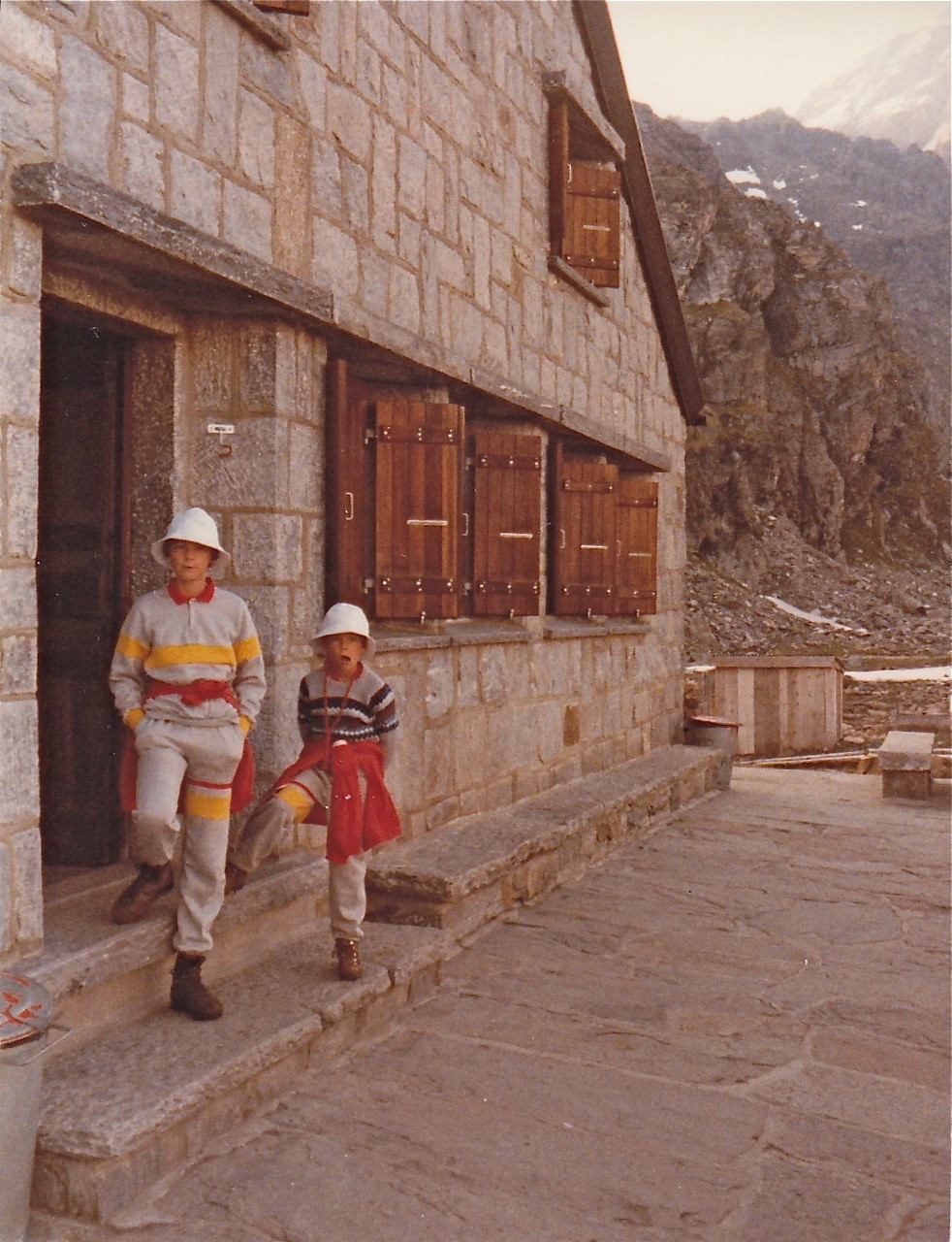 6ème génération de Demont /Fellay à Panossière en 1984: Kat 11 ans et Yan 7ans