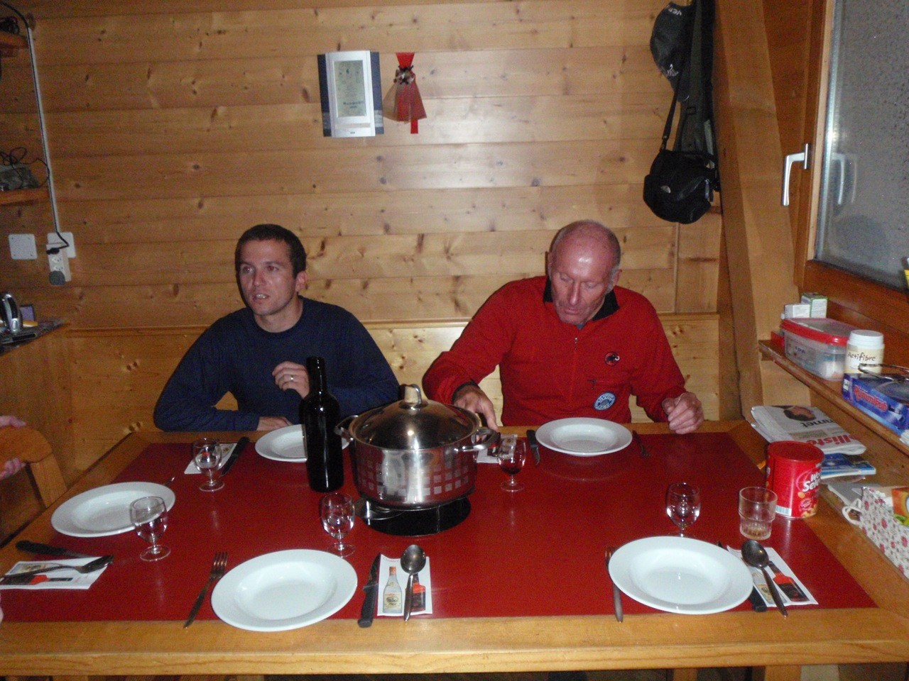 Repas de fête pour Didier Bender Journaliste RP de Canal 9 et Marcel Demont (Fellay) guide de montagne; merci Jeanne et Maxime, c'est fameux et sympa
