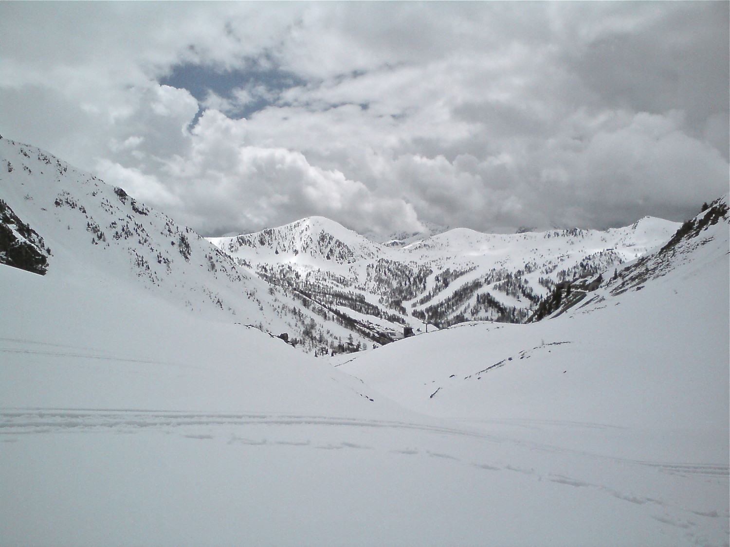 Bizarre les pistes sont pleines de neige et pas de skieur!