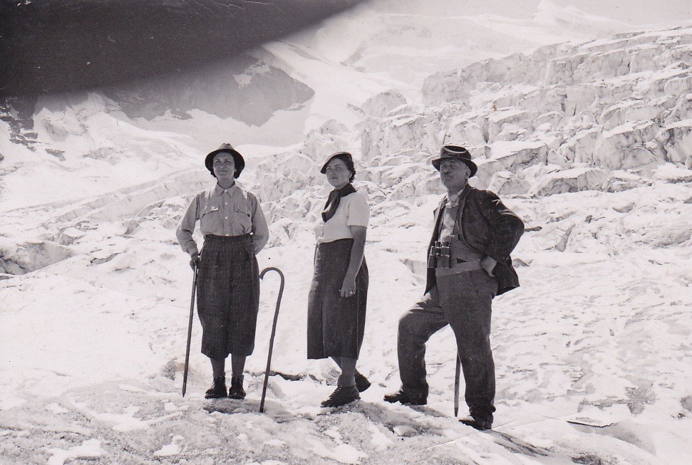 Henri Fellay, Germaine et une cliente visitent le Grand Combin en 1935