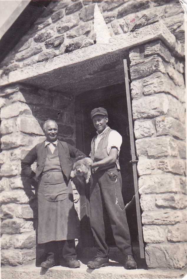 Le gardien Henri Fellay, son fils René et une marmotte