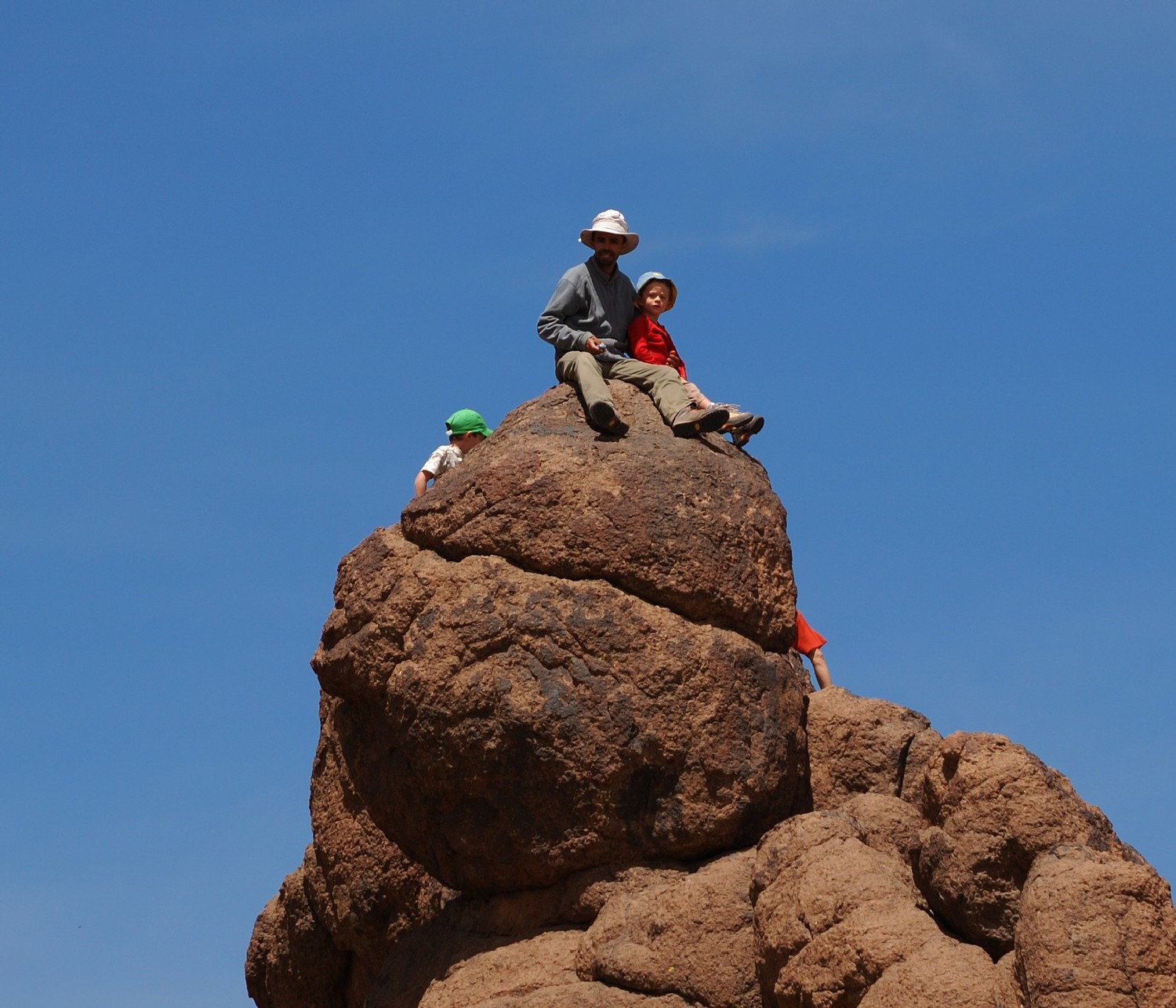 Guide et enfants, pause de midi de J2 du trek du Sirouah