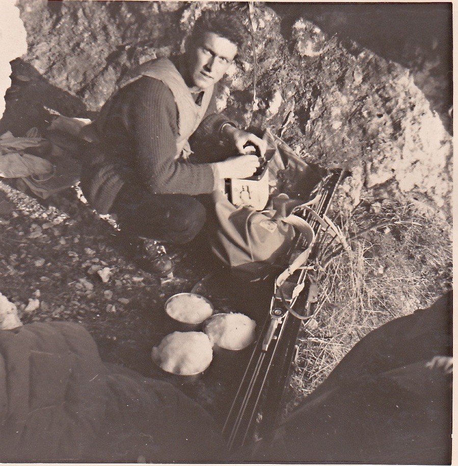 Bivouac hivernal aux Aiguilles de Baulmes lors de l'ouverture d'une voie nouvelle durant l'hiver 1957 / 1958