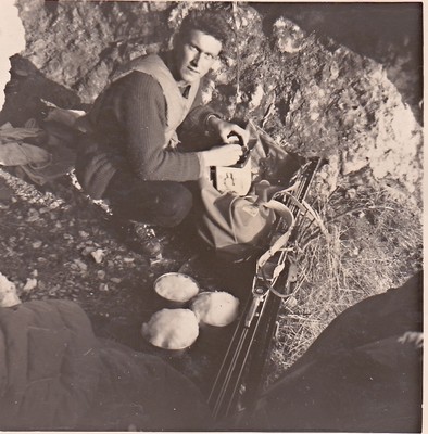 Bivouac hivernal aux Aiguilles de Baulmes lors de l'ouverture d'une voie nouvelle durant l'hiver 1957 / 1958 Bivouac hivernal aux Aiguilles de Baulmes lors de l'ouverture d'une voie nouvelle durant l'hiver 1957 / 1958