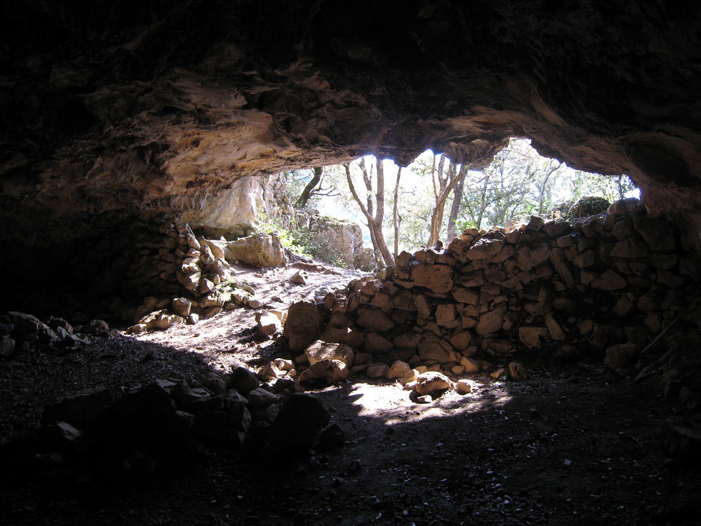 entrée est de la grotte du Maquis