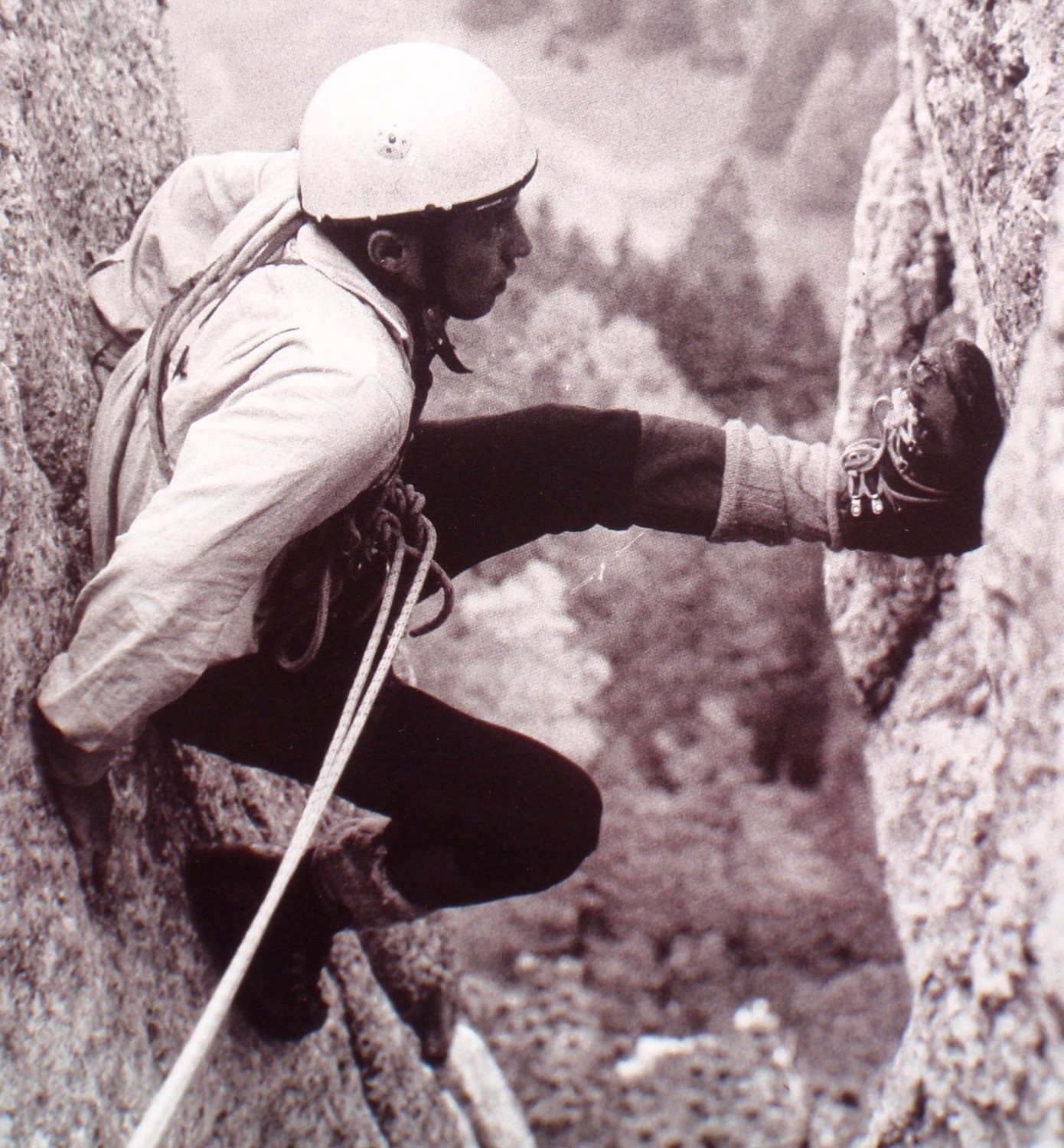 Daniel Cochand, dans la voie Cheminée chamoniarde 3b, secteur Roche aux cheminées, aux Aiguilles de Baulmes, années 1960