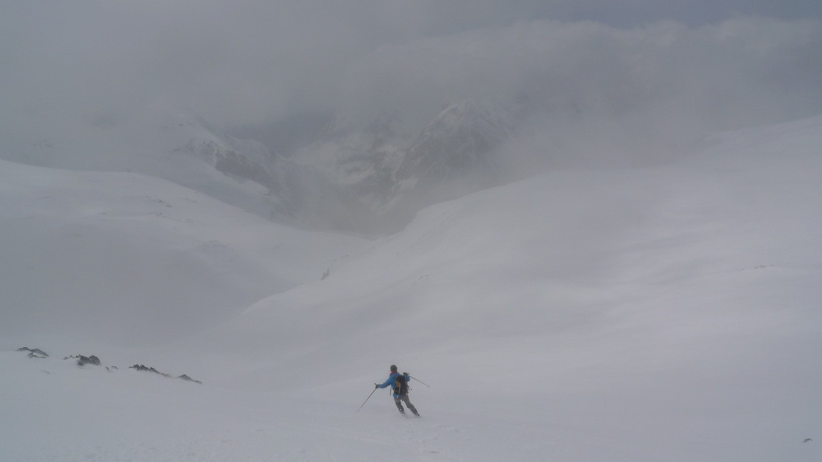 sous le sommet dans le brouillard