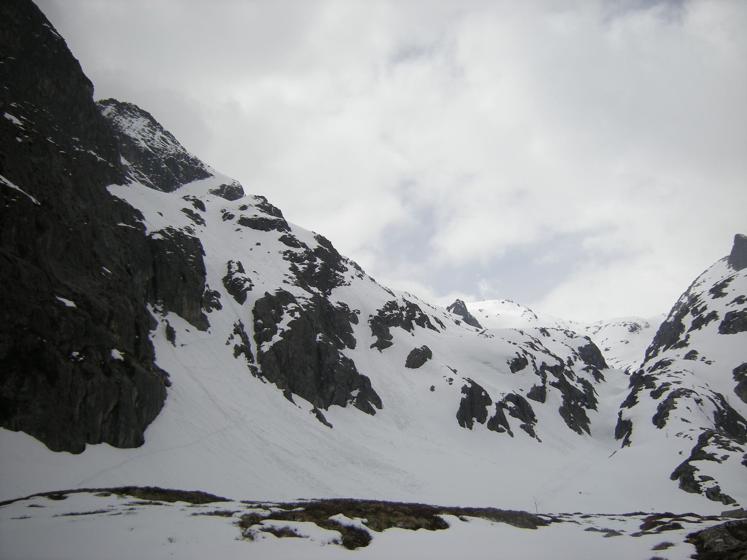 Pointe de l'Ifala. Gorge de la Veudale et à gauche, la partie délicate du bas de la combe N.