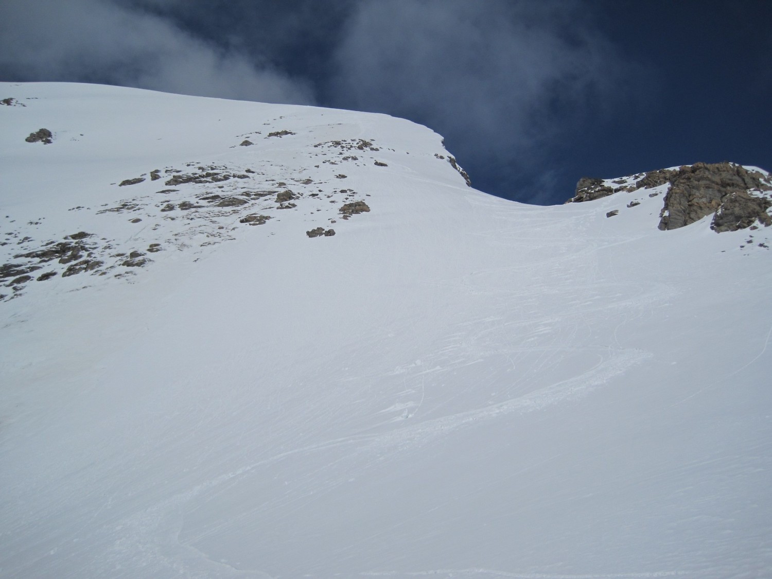 Vers 2750m, plaque en haut à gauche