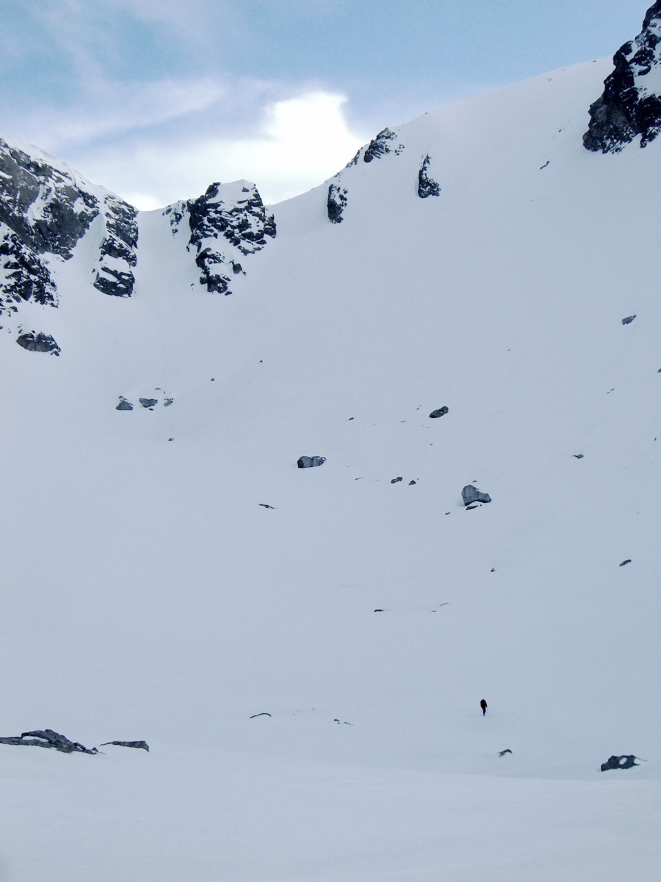 El coll de Peguera (2700m) i la primera pala de baixada.