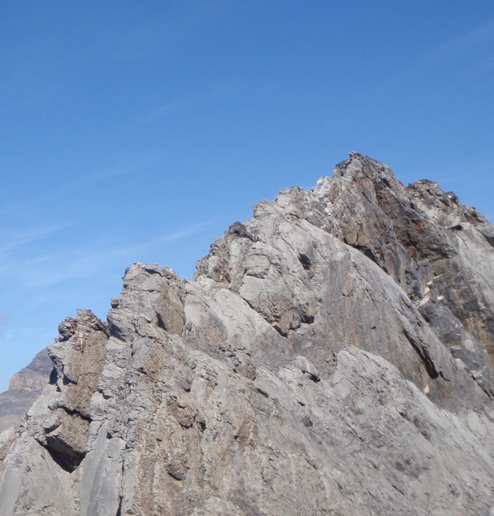 Pierre Qu'Abotse: arête, puis au centre de la photo Dalle des Anciens, et enfin Arête Sommitale et Sommet