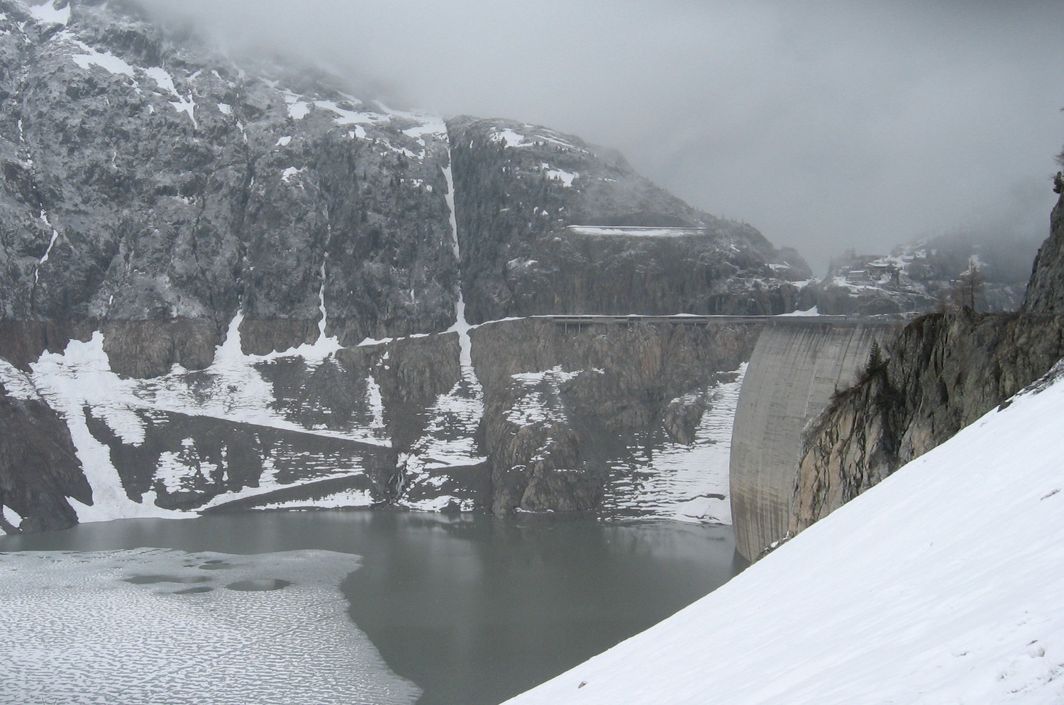 Le barrage presque à sec