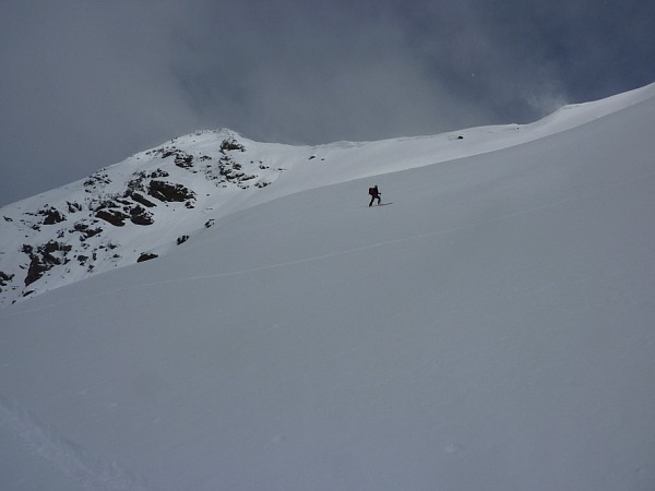 salendo al Pizzo Campo Tencia. In prossimità del colletto sulla cresta E.
