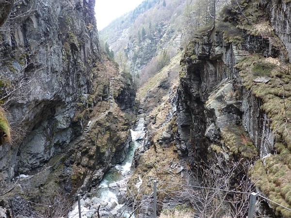 Scendendo dal Pizzo Campo Tencia. Il sentiero nella gola sotto la capanna Soveltra,"la scalata granda".