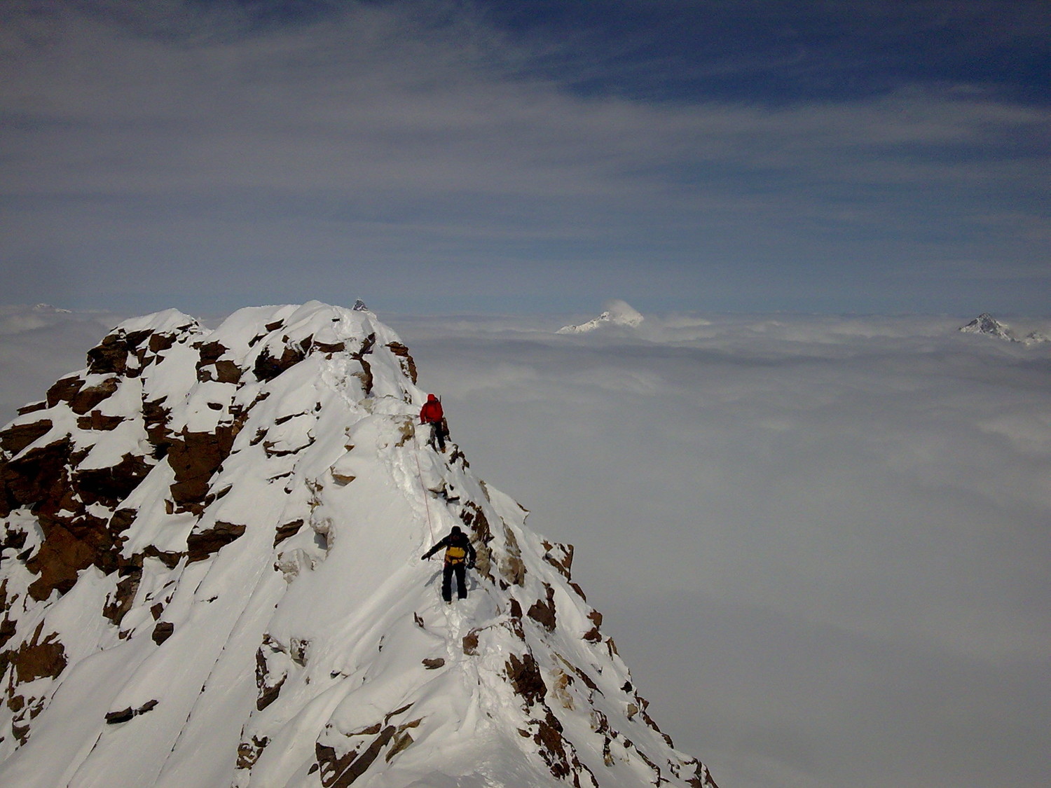 Descente de l'arête au dessus des nuages