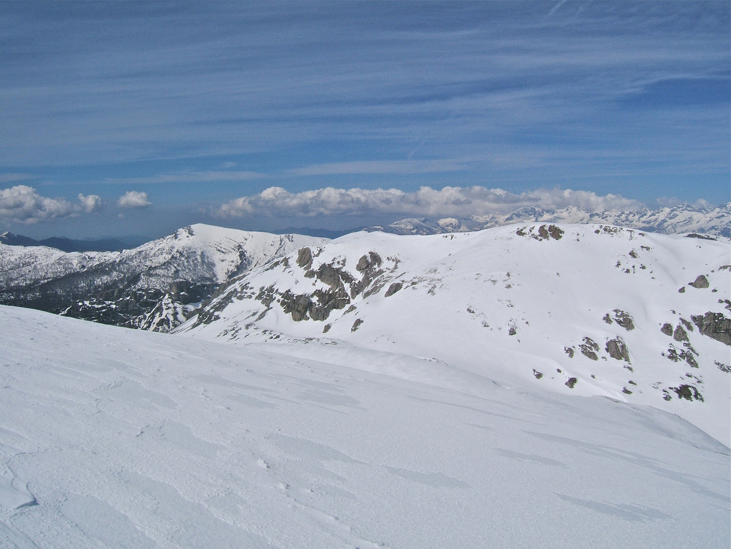 Vue sur la Cime de Pian Ballaur et la descente pour y accéder.