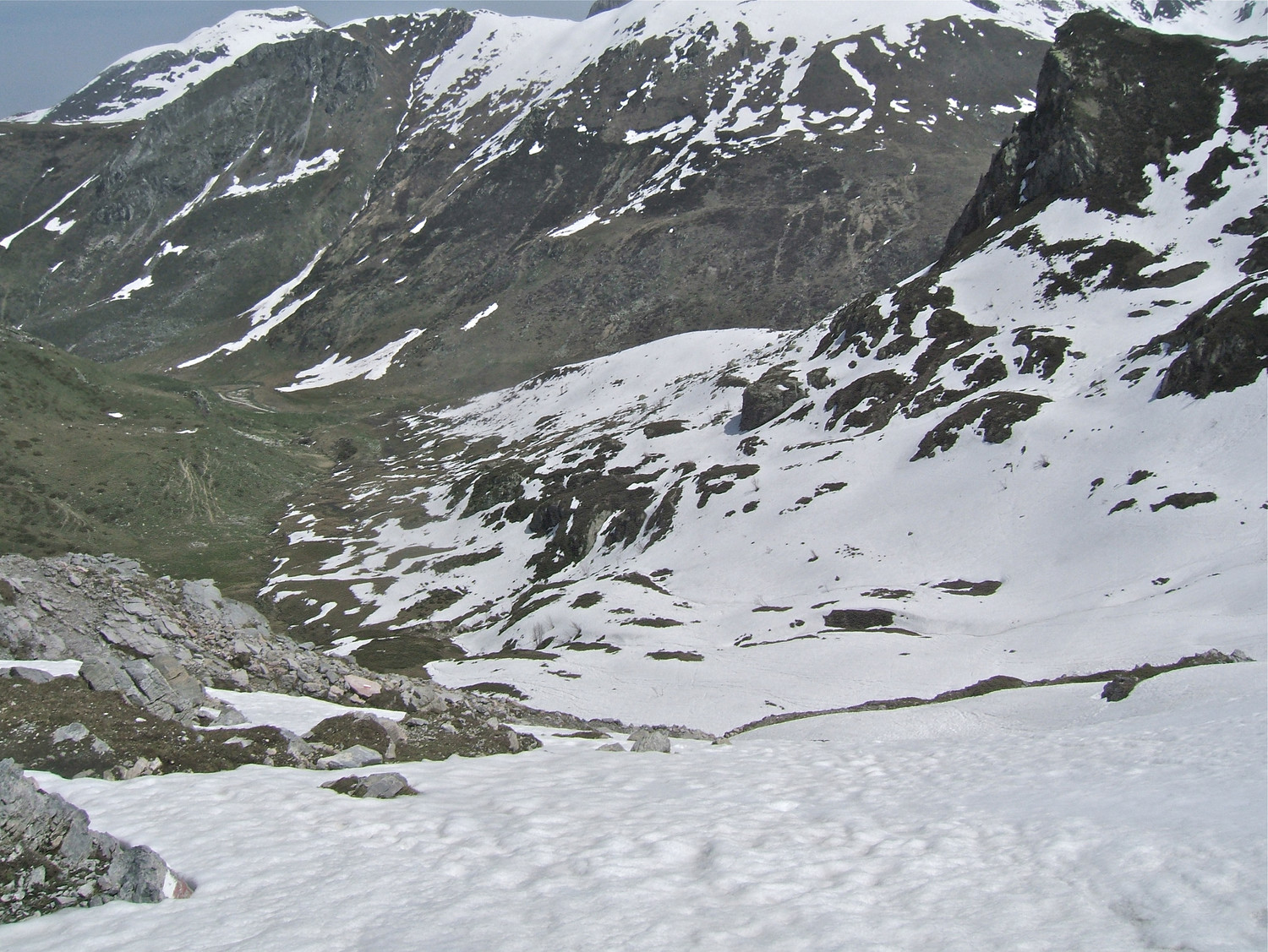 De la Port de Biecai vue sur la descente ramenant à l'itinéraire de montée.
