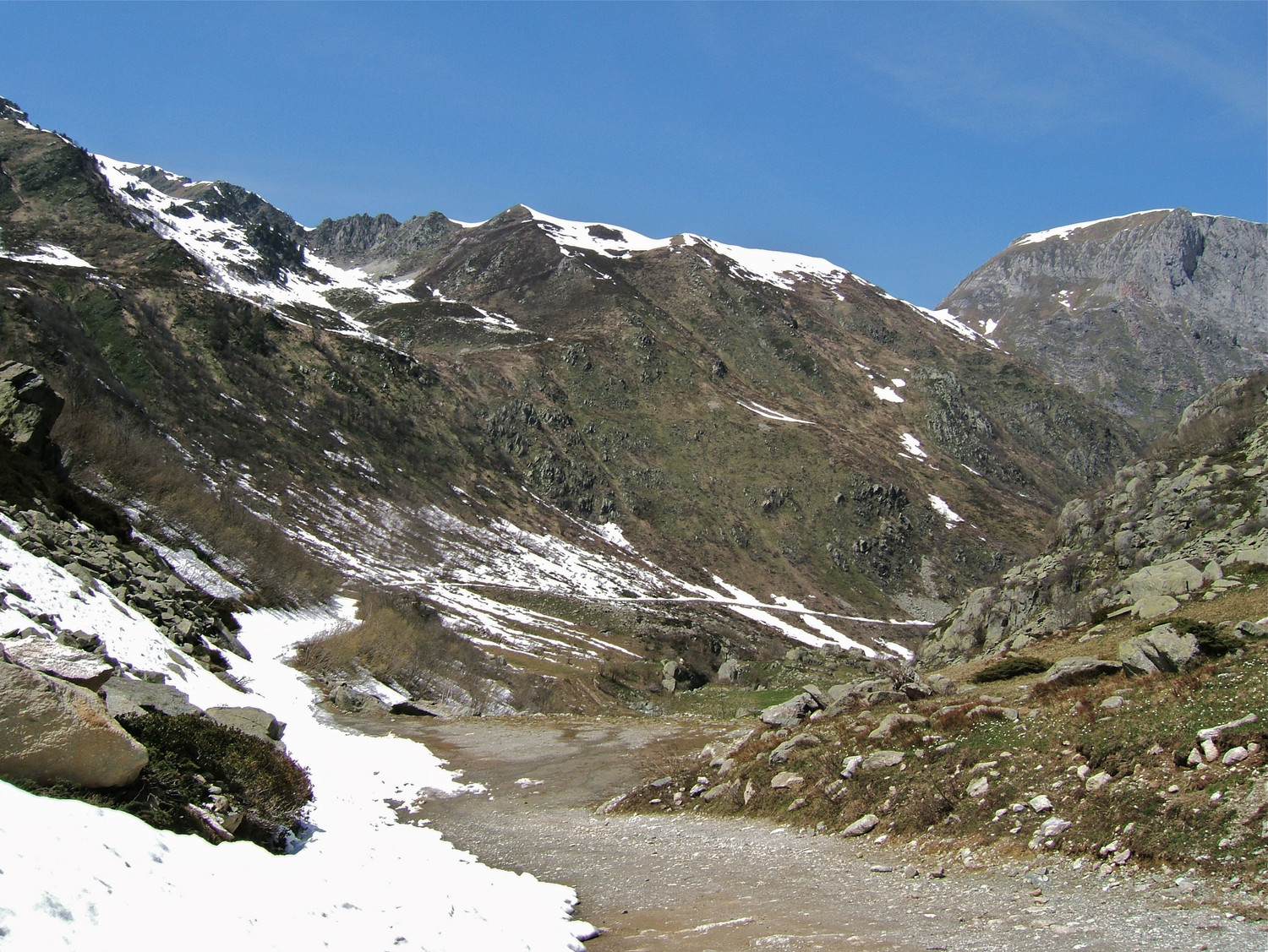On peut rechausser sur certaines parties enneigées le long de la piste pour une descente plus rapide.